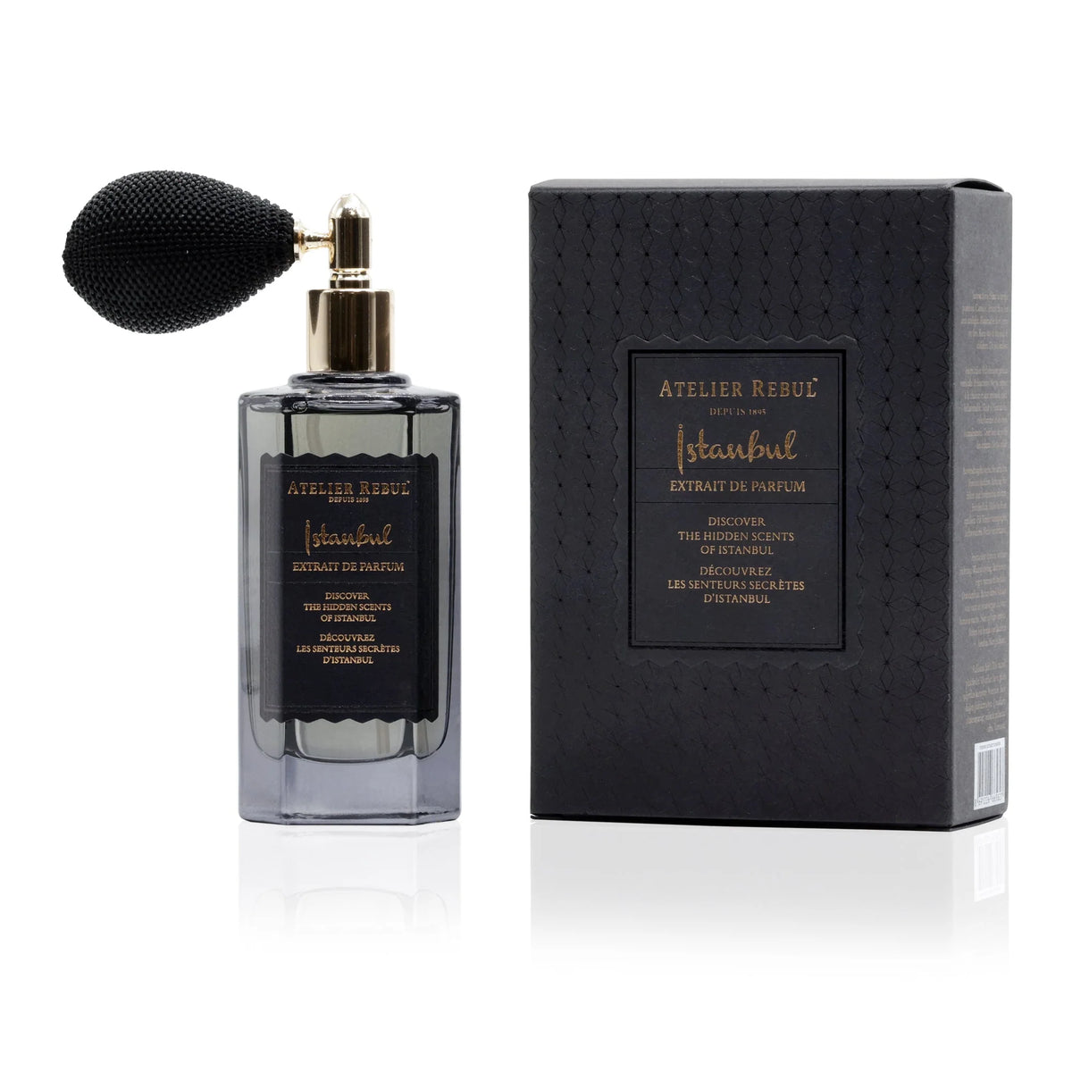Atelier Rebul Istanbul Extrait de Parfum 50 ml mit schwarzem Ballonzerstäuber neben der gemusterten Verpackung vor weißem Hintergrund.