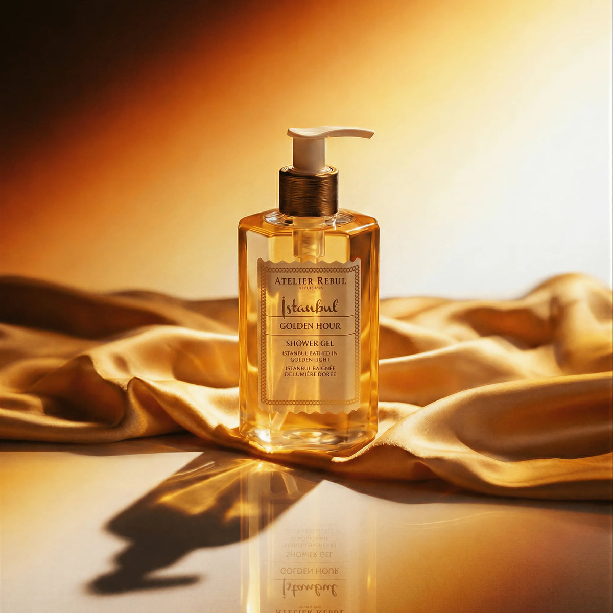 Atelier Rebul Istanbul Golden Hour Duschgel 250 ml im Pumpspender auf goldenem Stoff.