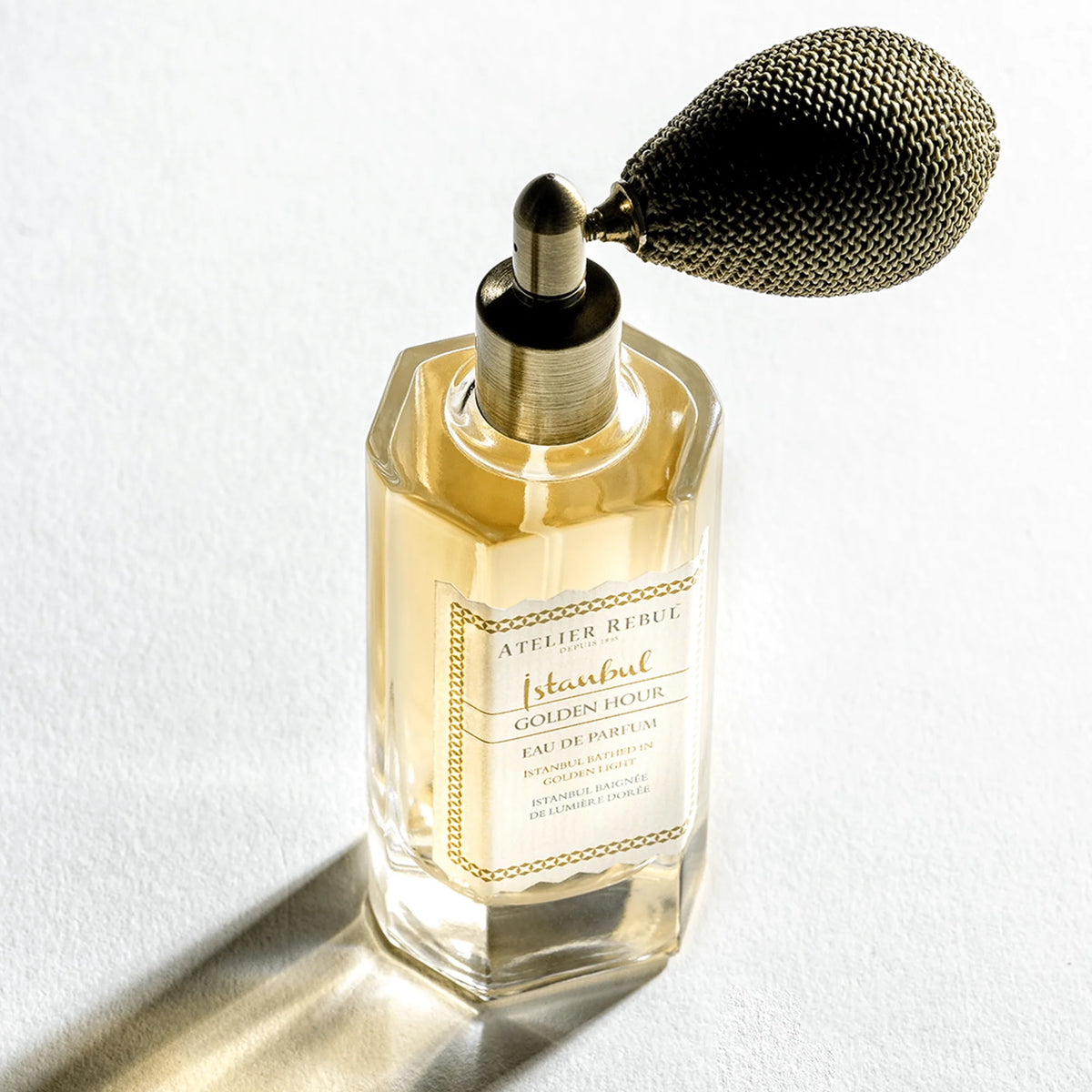 Atelier Rebul Istanbul Golden Hour Eau de Parfum 50 ml – Nahaufnahme des Glasflakons mit Ballonzerstäuber.
