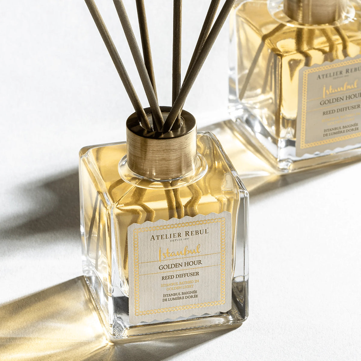 Atelier Rebul Istanbul Golden Hour Raumdiffusor 120 ml mit Duftstäbchen und goldfarbenem Flaschenhals in Nahaufnahme.