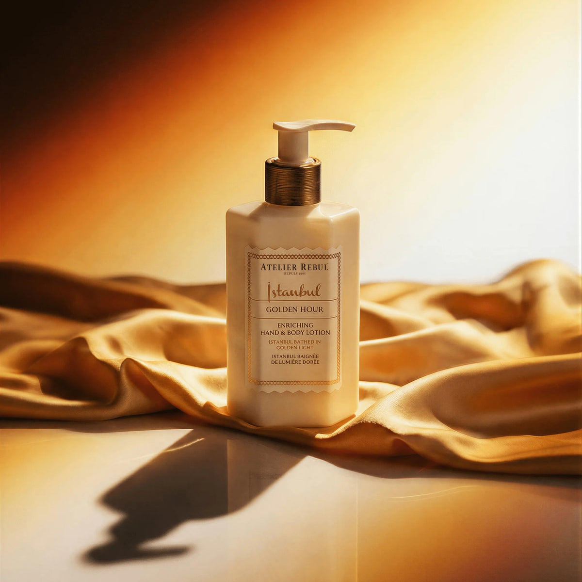 Atelier Rebul Istanbul Golden Hour Hand- und Körperlotion 250 ml im Pumpspender auf goldenem Stoff.