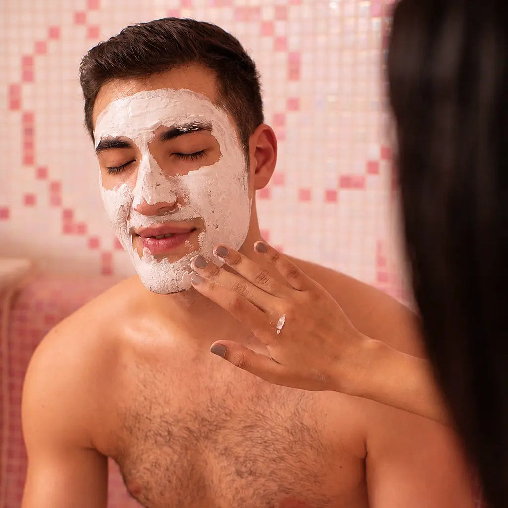 Ein Gast genießt eine wohltuende Rasul-Heilerde Gesichtsmaske im Mathilden Hamam München als Teil eines entspannenden Hamam Spa Rituals.