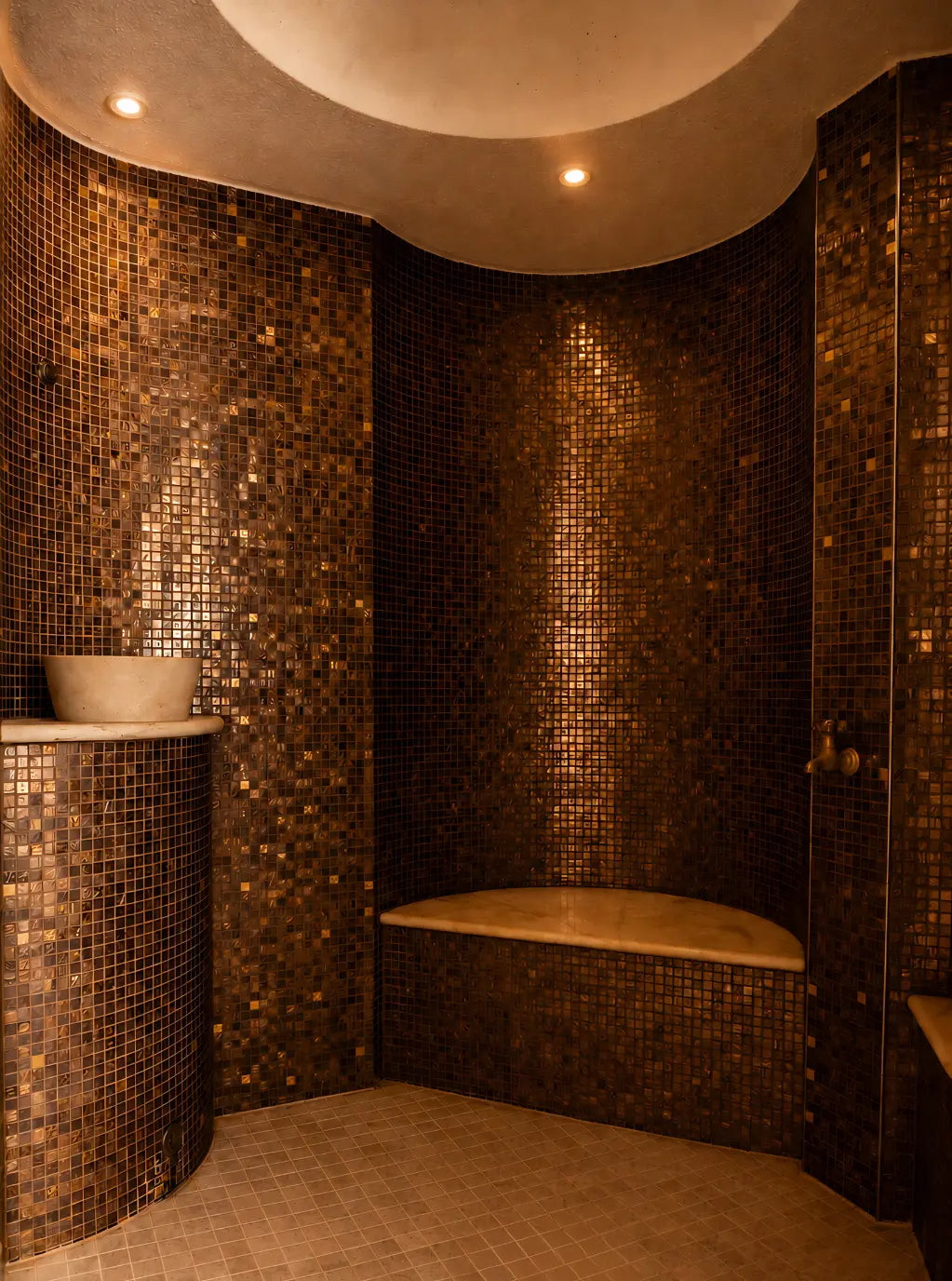 Das Rasul-Dampfbad im Mathilden Hamam München verbindet dunkle Mosaikfliesen, warme Dampf Atmosphäre und orientalische Spa Kultur zu einer besonderen Wellness Auszeit.