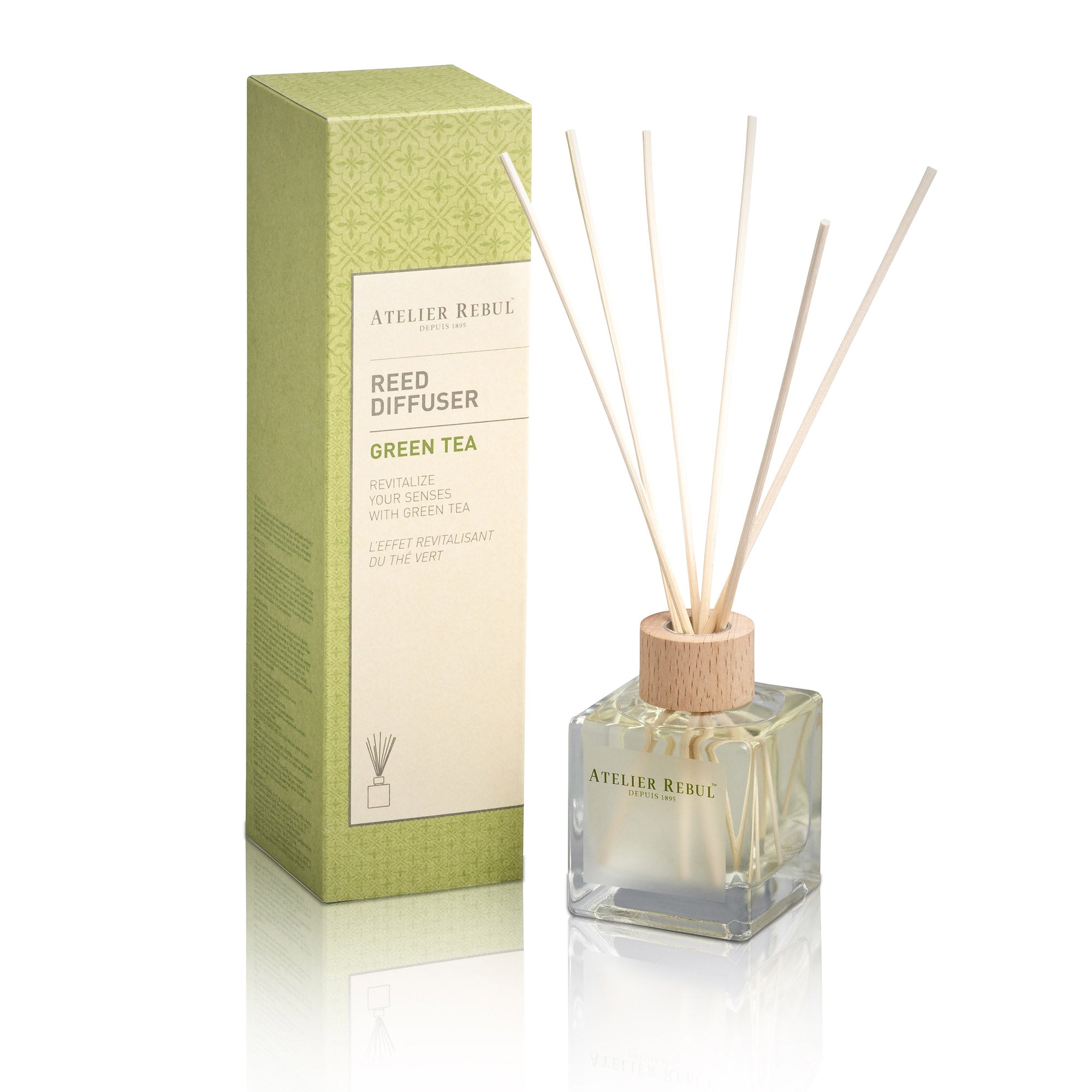 vor weissem hintergrund steht die gruengemusterte verpackung reed diffuser mit dazugehoeriger duftstaebchenflasche