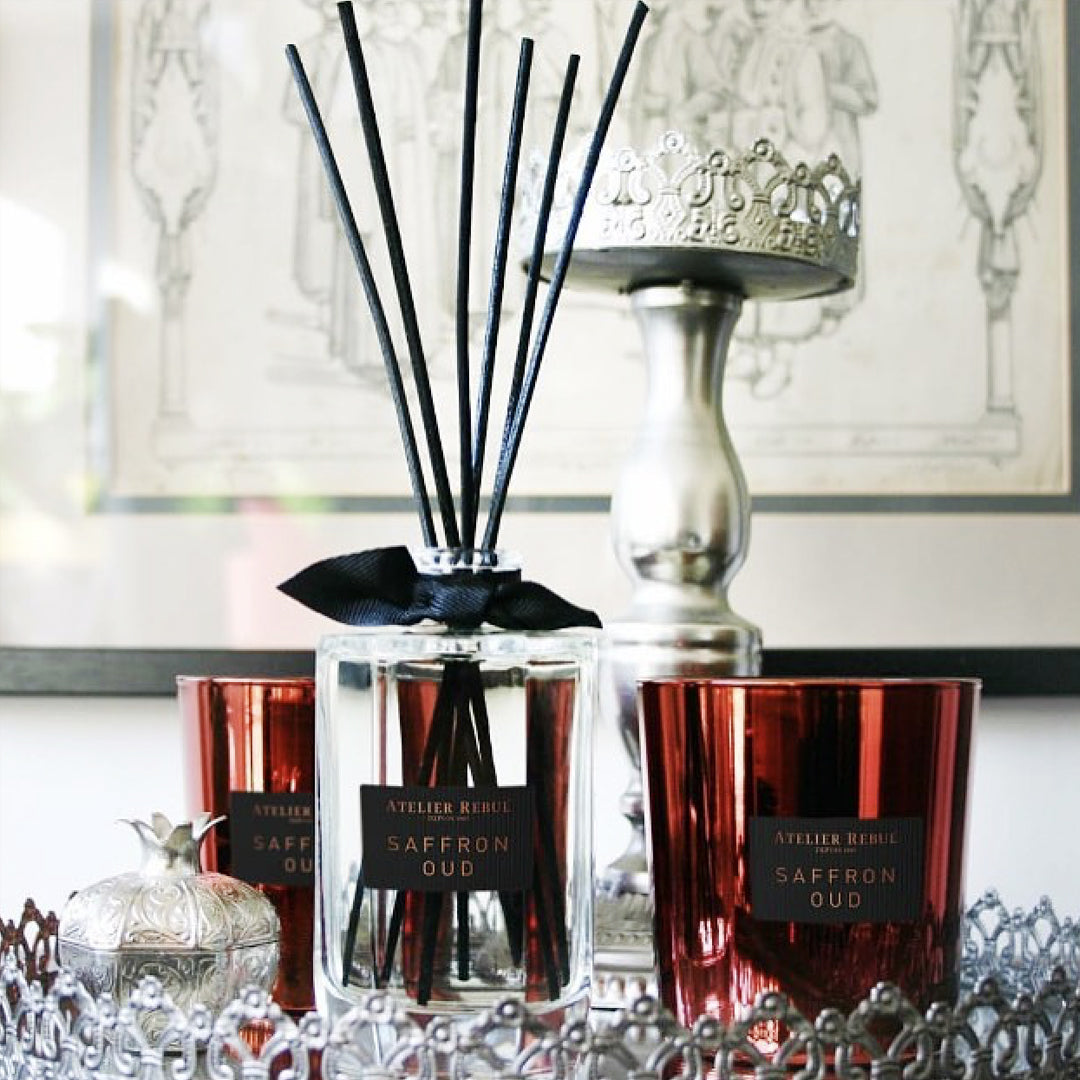 ensemble von saffron oud duftkerzen und duftstaebchen produkten mit silberner Dekoration