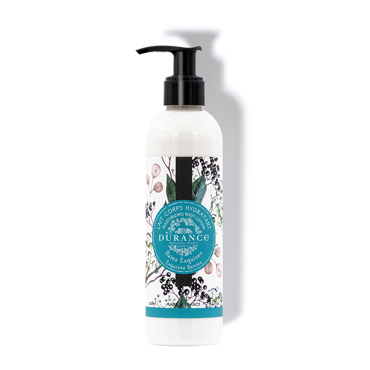 250ml koerperlotion von beeren in einer kunststoffflasche mit pumpfunktion vor einer weissen wand