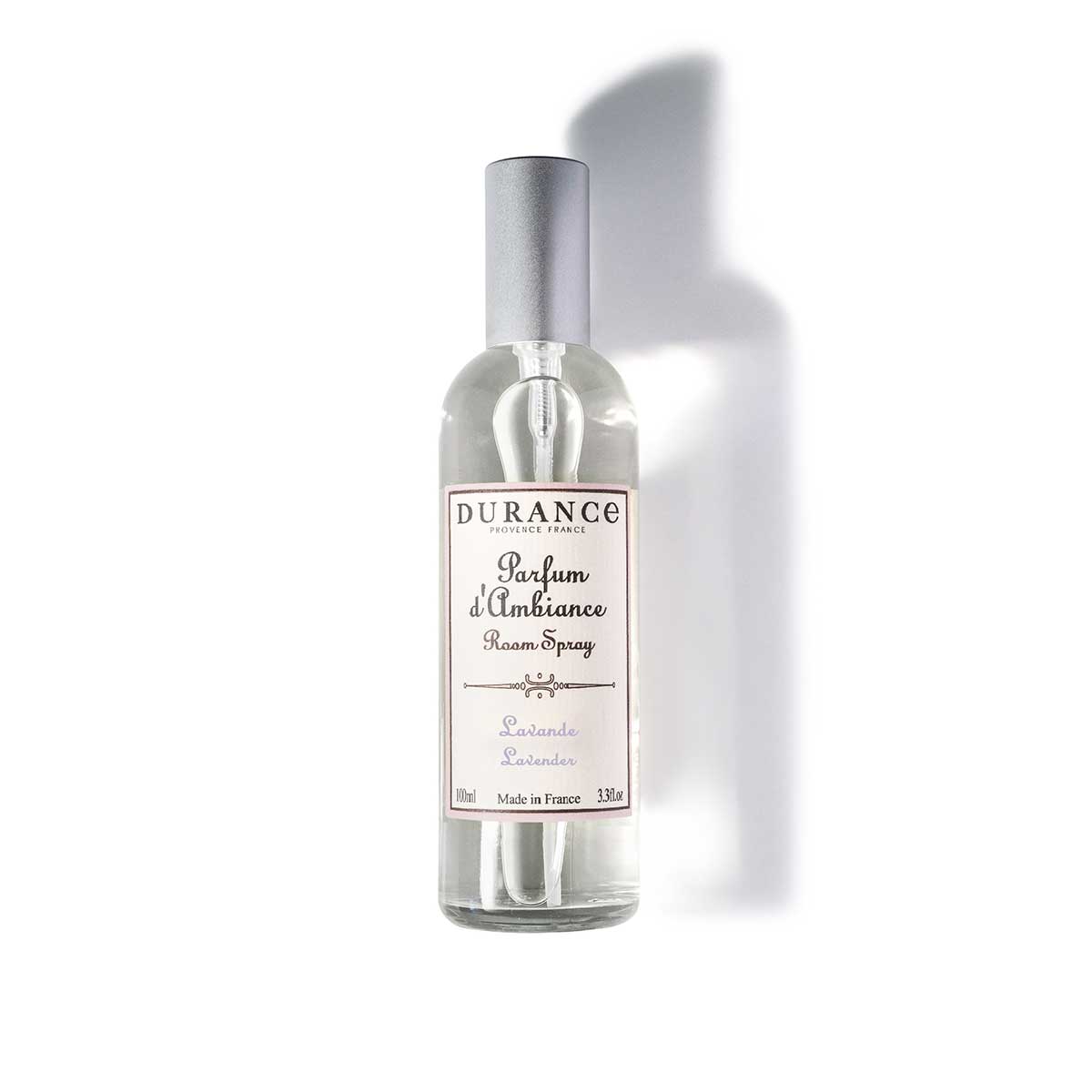 durance raumspray lavendel auf weisser unterlage liegend. mit silbernem abnehmbaren deckel.