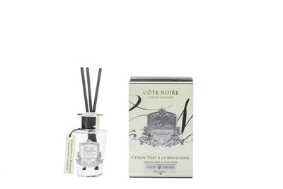 schwarze duftstaebchen im glas mit silbernem deckel und emblem. gruene verpackung. persian lime 90ml.