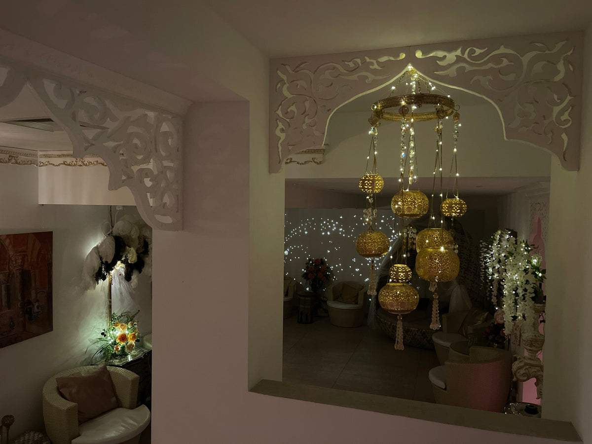 Orientalischer Lounge-Bereich im Mathilden Hamam mit goldenen Laternen und funkelndem Sternenlicht