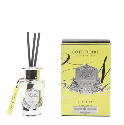schwarze duftstaebchen im glas mit silbernem deckel und emblem. gelbe verpackung. summer pear 90ml.