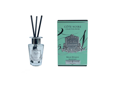 schwarze duftstaebchen im glas mit silbernem deckel und emblem. blaue verpackung. belle epoque 90ml.