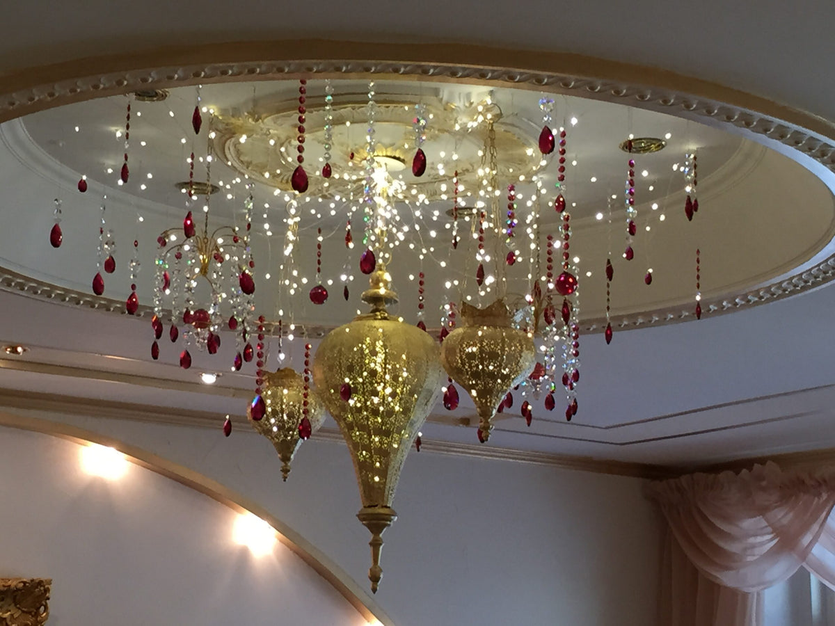 Orientalische Deckenleuchten mit goldenen Laternen und funkelnden Kristallen im Mathilden Hamam