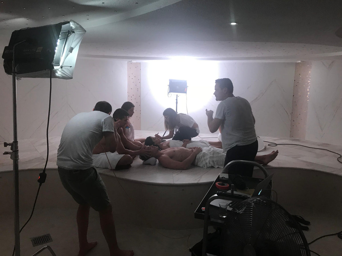 Making-of eines Fotoshootings im Mathilden Hamam mit Behandlungsszene auf dem Marmorstein