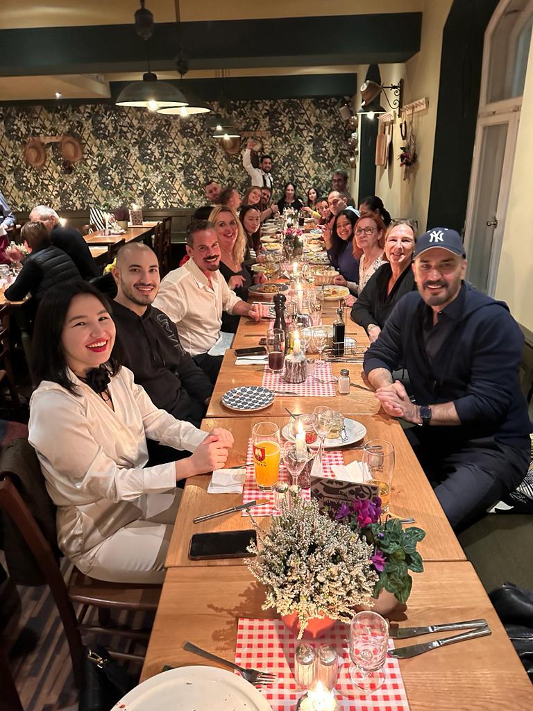 Teamabend des Mathilden Hamam München mit festlich gedecktem Tisch und gemeinsamer Runde