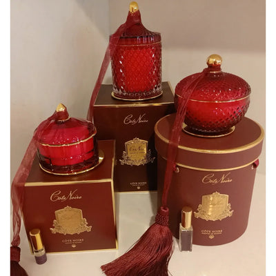 Luxuriöse rote Duftkerze im Art-Deco-Stil mit passender Geschenkbox – Côte Noire Rose Oud.
