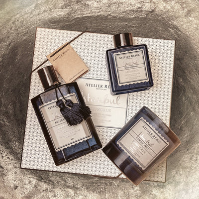 kerze, cologne und diffuser aus der istanbul le bosphorus serie auf geschenkbox liegend.