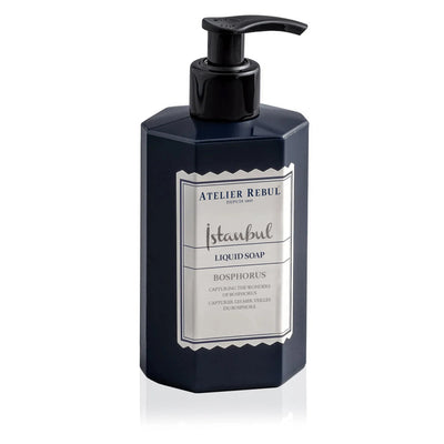 Atelier Rebul Istanbul Bosphorus Flüssigseife 400 ml in dunkelblauer Flasche mit schwarzem Pumpspender vor weißem Hintergrund.