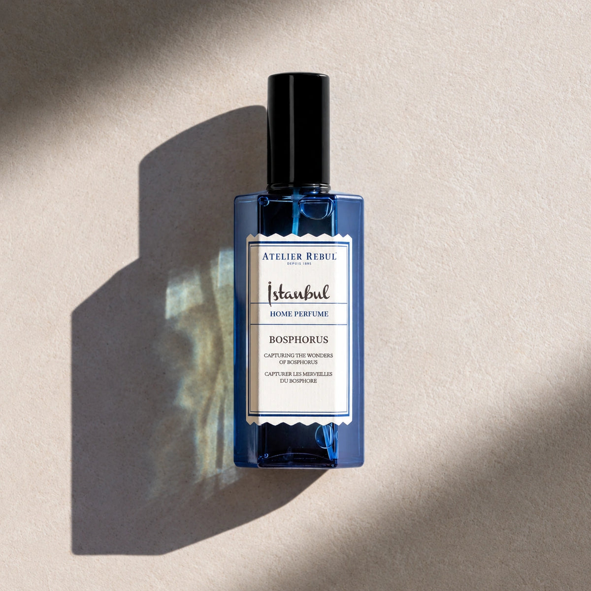 Atelier Rebul Istanbul Bosphorus Raumspray 125 ml im blauen Flakon mit schwarzer Kappe und Schatten auf hellem Untergrund.
