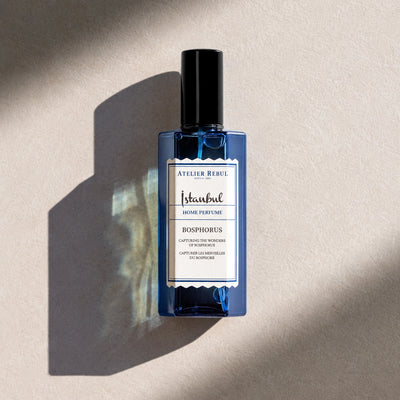 Atelier Rebul Istanbul Bosphorus Raumspray 125 ml im blauen Flakon mit schwarzer Kappe und Schatten auf hellem Untergrund.