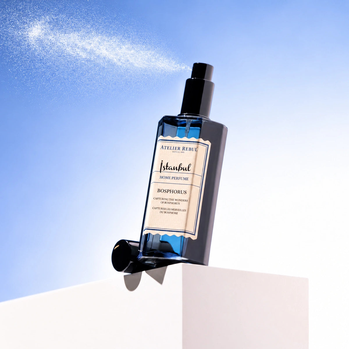 Atelier Rebul Istanbul Bosphorus Raumspray 125 ml mit feinem Sprühnebel auf weißem Podest vor blauem Hintergrund.