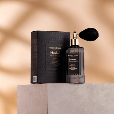 Atelier Rebul Istanbul Extrait de Parfum 50 ml mit schwarzem Ballonzerstäuber und dunkler Verpackung auf einem Podest.