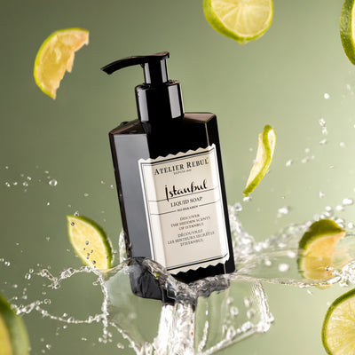 Schwarze Flüssigseife „Istanbul“ von Atelier Rebul mit Limettenscheiben und spritzendem Wasser vor grünem Hintergrund – luxuriöse Pflege mit orientalischem Duft.