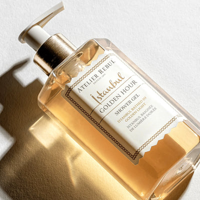 Atelier Rebul Istanbul Golden Hour Duschgel 250 ml – Nahaufnahme der transparenten Pumpflasche auf hellem Untergrund.