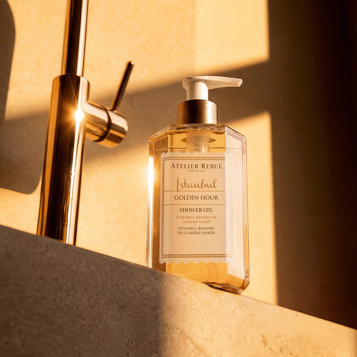 Atelier Rebul Istanbul Golden Hour Duschgel 250 ml auf einer Duschablage neben einer goldfarbenen Armatur.