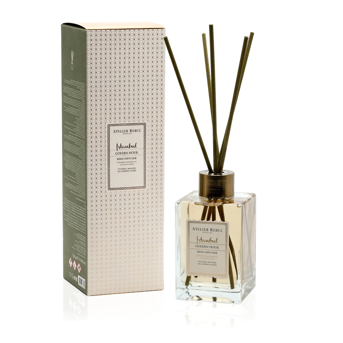 Atelier Rebul Istanbul Golden Hour Raumdiffusor 515 ml mit Duftstäbchen und gemusterter Verpackung vor weißem Hintergrund.