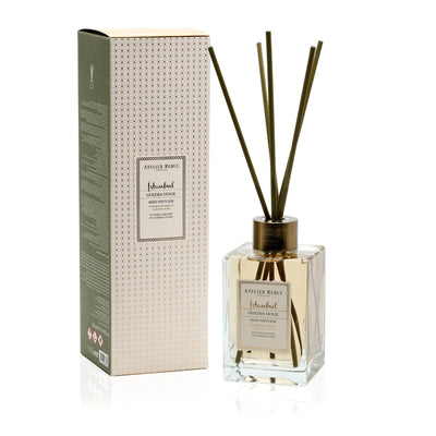 Atelier Rebul Istanbul Golden Hour Raumdiffusor 515 ml mit Duftstäbchen und gemusterter Verpackung vor weißem Hintergrund.