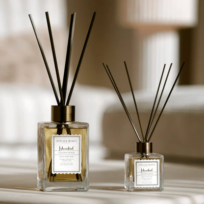 Atelier Rebul Istanbul Golden Hour Raumdiffusor 515 ml mit Duftstäbchen neben der kleineren Variante im Größenvergleich.