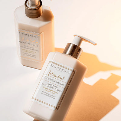 Atelier Rebul Istanbul Golden Hour Hand- und Körperlotion 250 ml zwischen Duschgel und Flüssigseife derselben Serie.