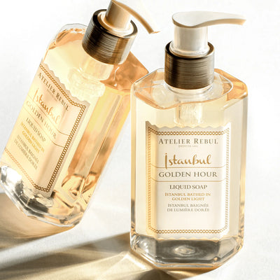 Zwei Pumpflaschen Atelier Rebul Istanbul Golden Hour Flüssigseife 250 ml in Nahaufnahme auf hellem Untergrund.