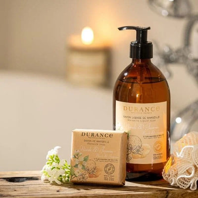 Durance Seife Neroli & Jasmin als feste und flüssige Marseille-Seife, luxuriöse Pflege mit Bio-Neroliöl, stimmungsvolle Präsentation.