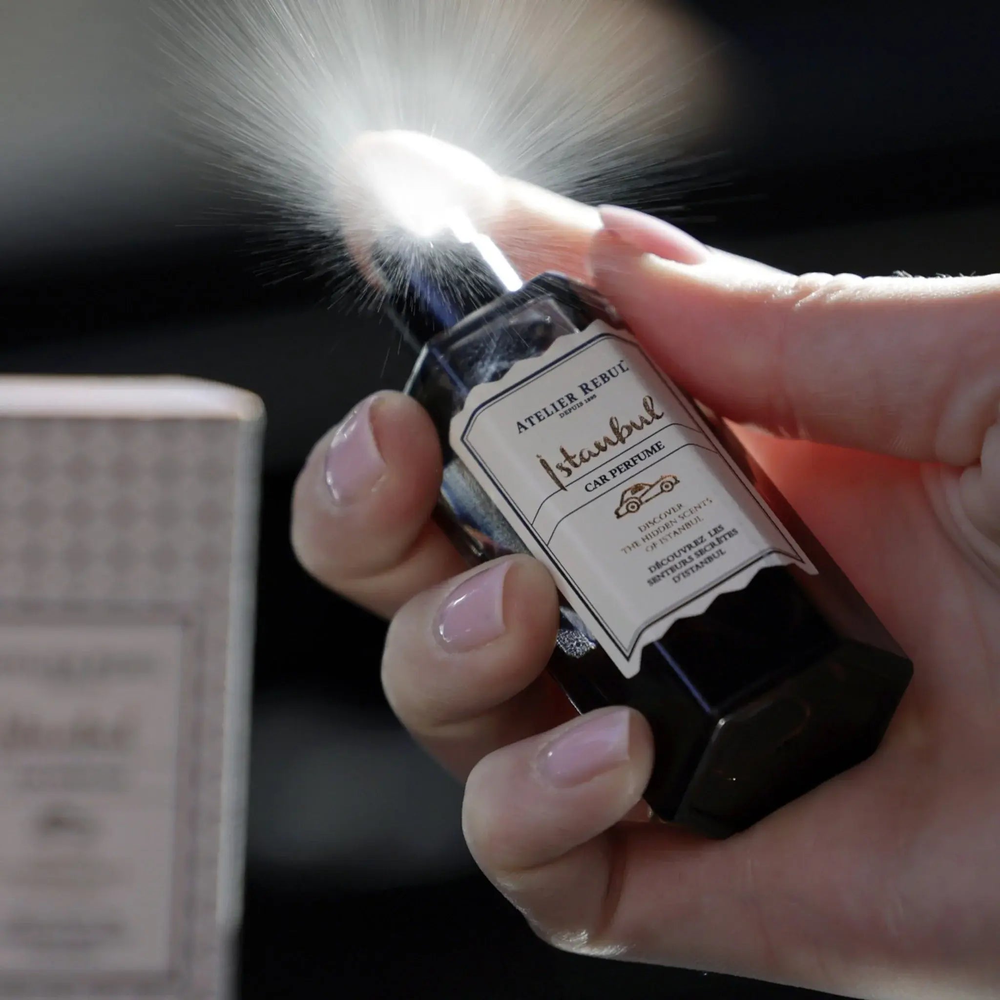 Nahaufnahme des sprühenden Istanbul Auto Parfums – luxuriöser Duftmoment für unterwegs.