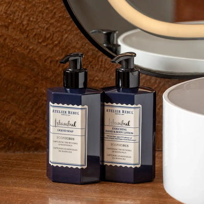 Pflegeset aus Hand- & Körperlotion und Flüssigseife von Atelier Rebul – dekorativ und wohltuend, inspiriert vom Zauber des Bosporus.