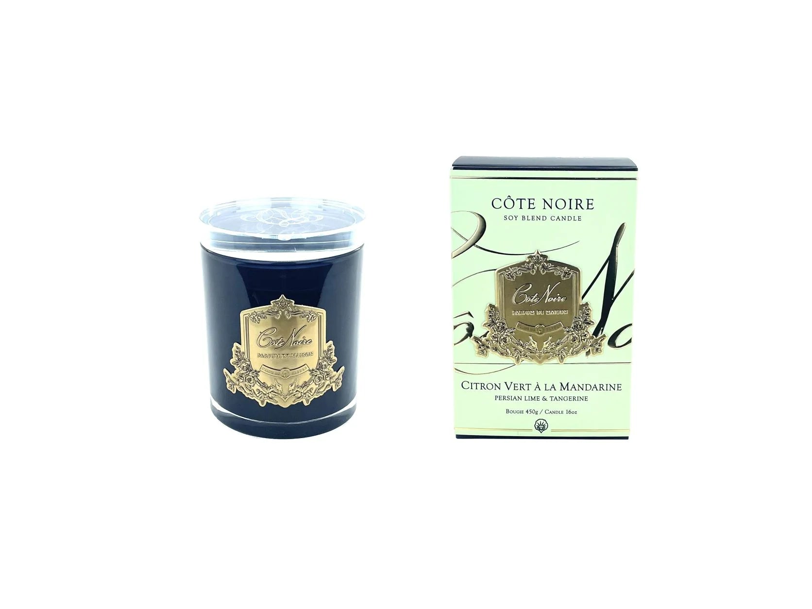 persian lime duftkerze in dunklem glas mit glasdeckel neben gruener verpackung vor weissem hintergrund.