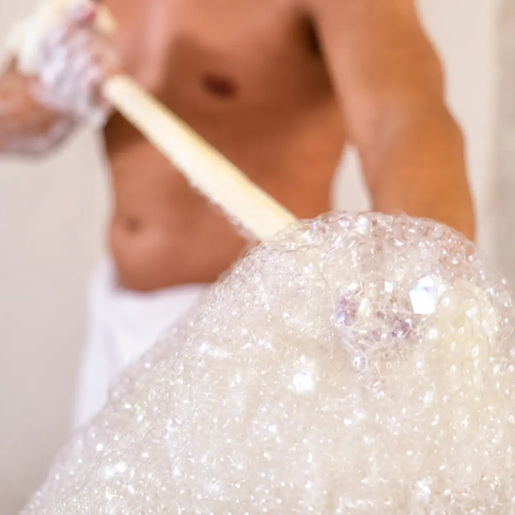 Ein Seifenschaum wird für eine traditionelle Seifenmassage im Mathilden Hamam München vorbereitet und schafft ein orientalisches Hamam Ritual voller Ruhe und Wellness.