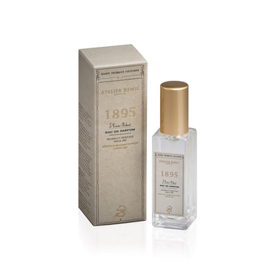 1895 parfum 12ml glasflasche neben der beigen verpackung.