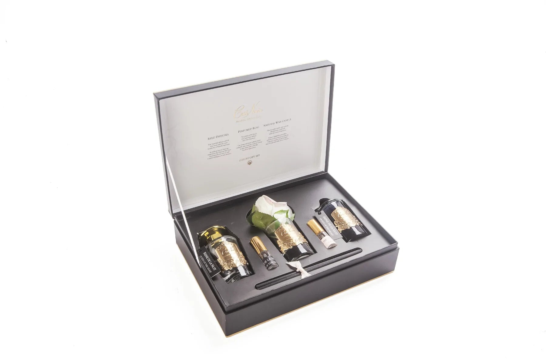 geoeffnete verpackung. darin liegend weisse duftrose mit pinkem rand, 2 duftsprays, raum diffuser und duftkerze.