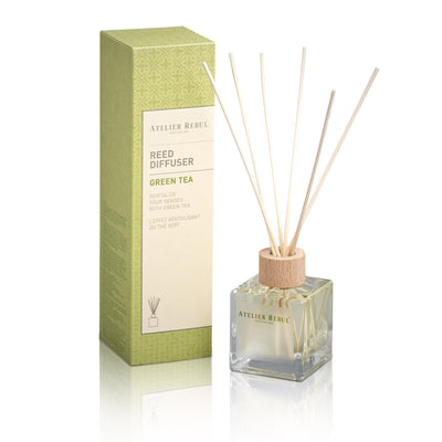 vor weissem hintergrund steht die gruengemusterte verpackung reed diffuser mit dazugehoeriger duftstaebchenflasche