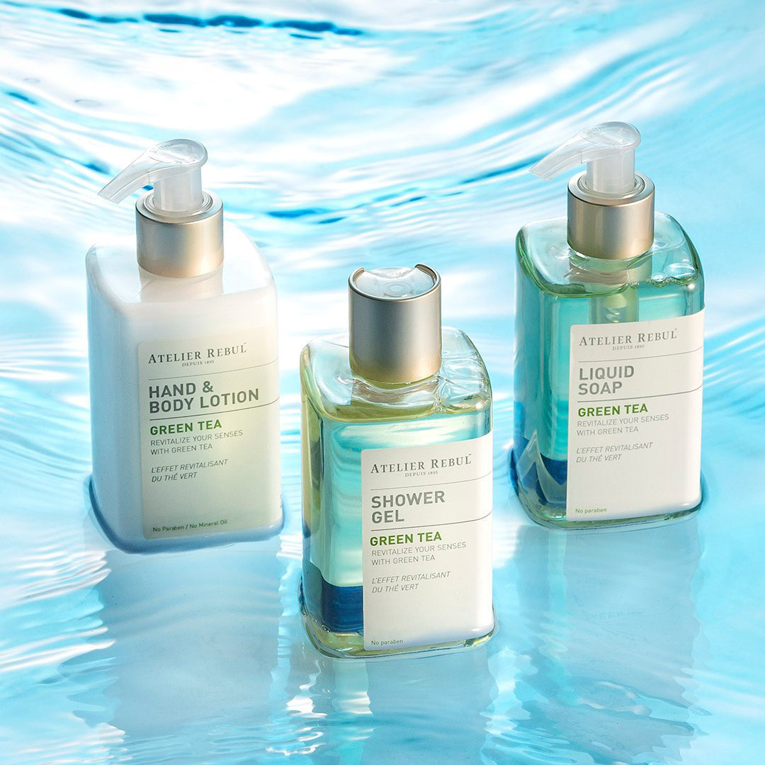 set aus green tea duschgel, fluessigseife und koerperlotion in tuerkisem wasser. wellen