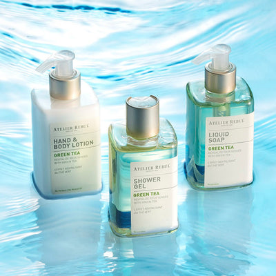 set aus green tea duschgel, fluessigseife und koerperlotion in tuerkisem wasser. wellen