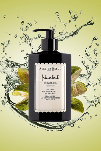 istanbul duschgel 430ml in schwarzer pumpflasche vor gruenem hintergrund mit bergamotte im wasser