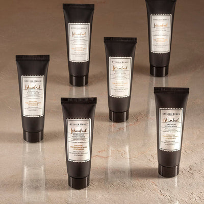mehrere istanbul handcremes 30ml in schwarzer tube auf beigen marmor