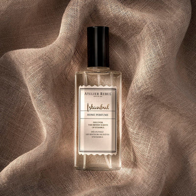 istanbul home parfum 125ml glasflasche liegt auf einem beigefarbenen leinenstoff