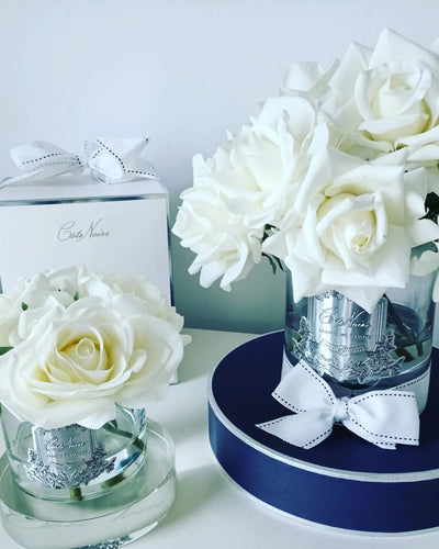 set aus ivory white duftblumen.