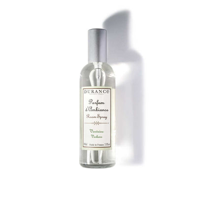 durance raumspray verveine auf weisser unterlage liegend. mit silbernem abnehmbaren deckel.