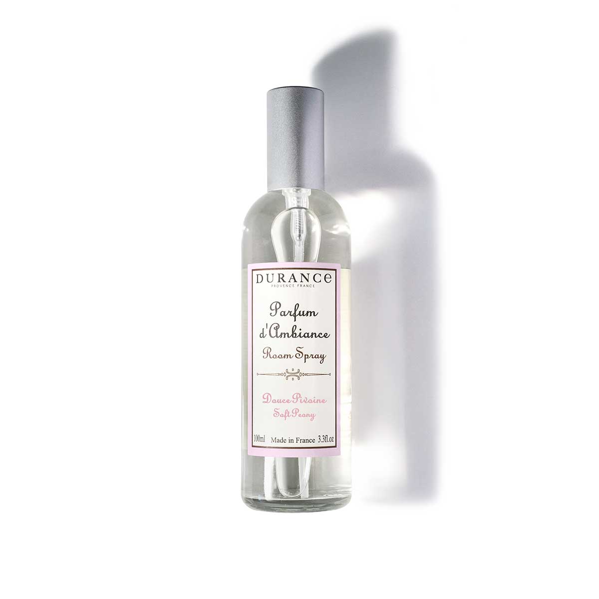 durance raumspray zarte pfingstrose auf weisser unterlage liegend. mit silbernem abnehmbaren deckel.
