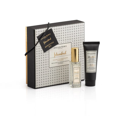 istanbul parfumflaeschchen und handcreme vor quadratischer geschenkbox. weisser hintergrund.